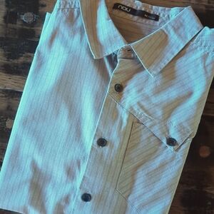 Nau Men’s Short Sleeve Button Down Shirt. Back Pocket & Unique Stitching. Sz M.